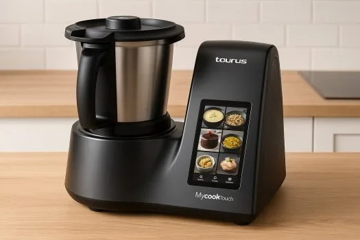 Robot de cuisine Taurus Mycook Touch Black Edition sur plan de travail en bois
